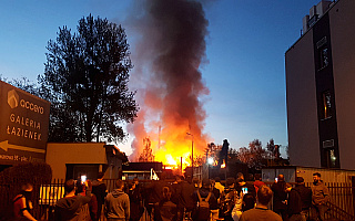 Milionowe straty po pożarze stolarni w przemysłowej dzielnicy Olsztyna [VIDEO i FOTO]